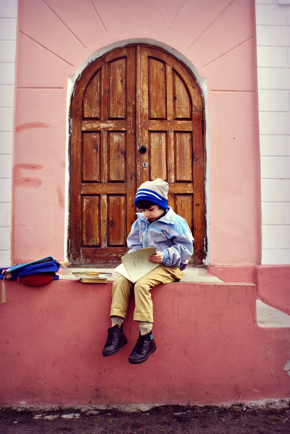 Bé trai ngồi đọc sách