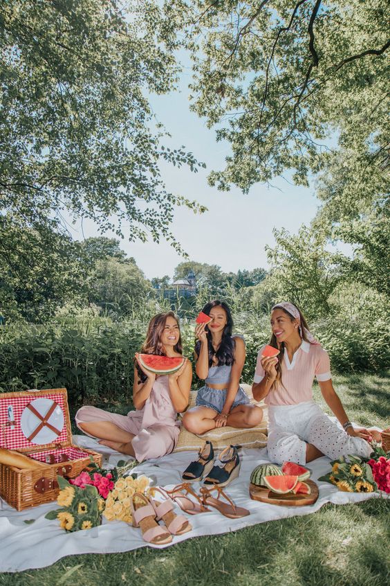 Gợi ý concept chụp ảnh picnic để lên đồ đẹp đi kèm với phụ kiện cực xinh  và cách tạo dáng phù hợp để bắt góc nào cũng cực đỉnh